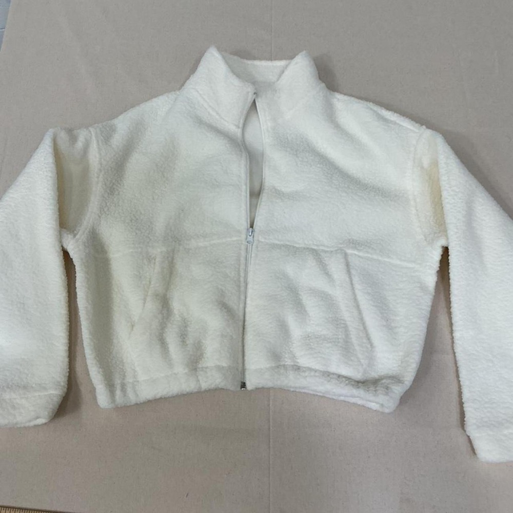 Soft and cozy white sherpa cropped jacket 🤍